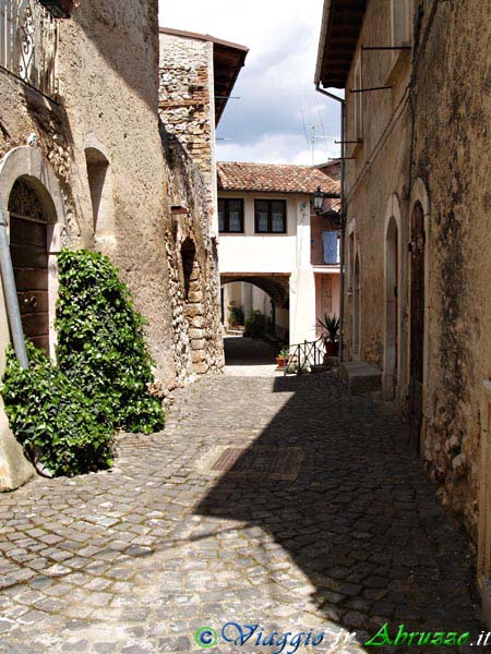 19-P5114608+.jpg - 19-P5114608+.jpg - L'antico borgo medievale fortificato di Tussillo, frazione di Villa S. Angelo.